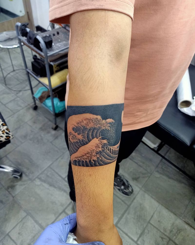 海浪臂环，纹身图片_手臂纹身图案