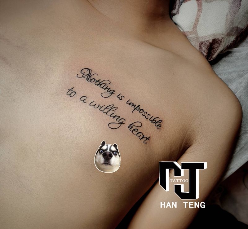 英文字母纹身图片_胸部几何英文字母纹身图案