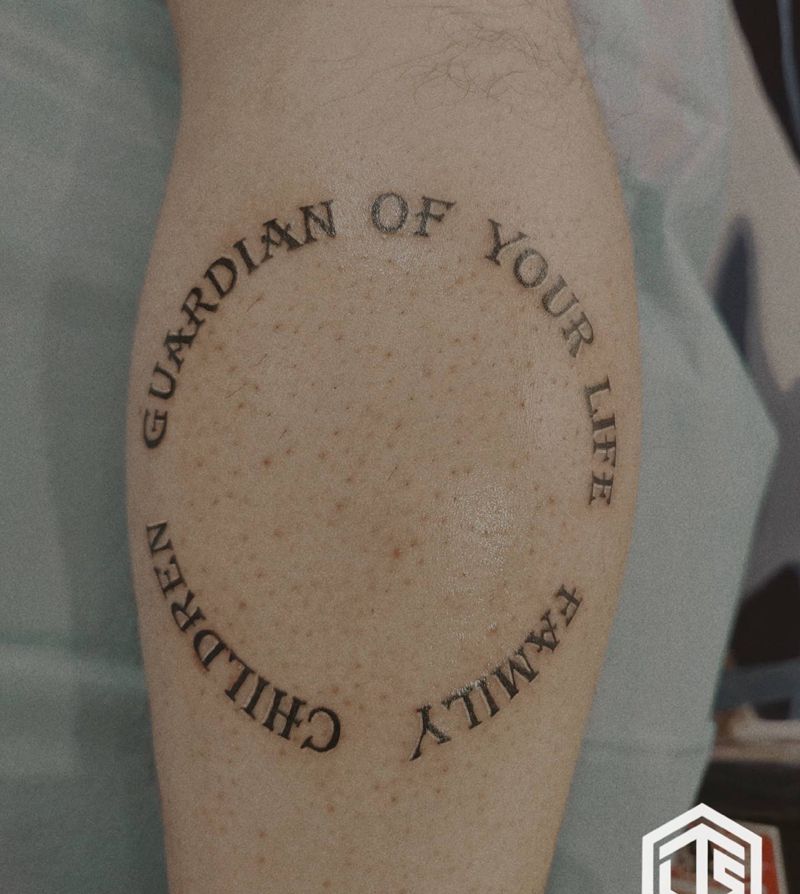 家～纹身图片_背部花体字纹身图案