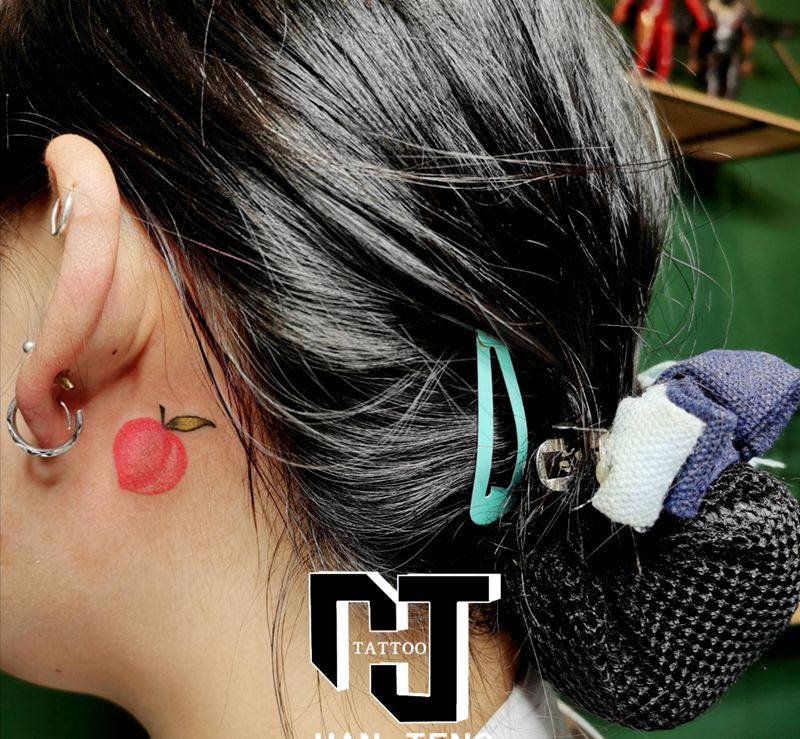 桃子纹身图片_颈部几何新传统桃子纹身图案