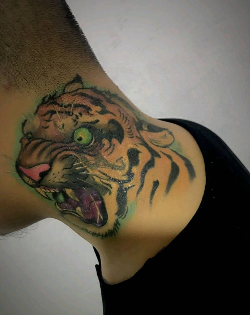 虎头纹身图片_颈部New School老虎虎头纹身图案
