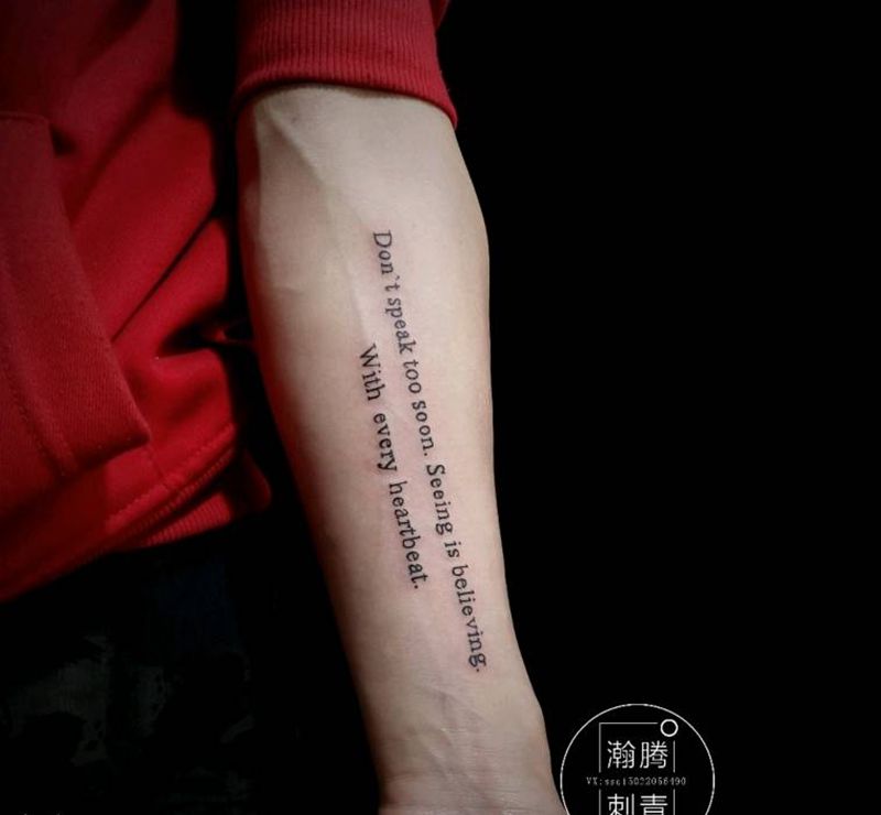 英文字母纹身图片_手臂几何花体字英文字母纹身图案