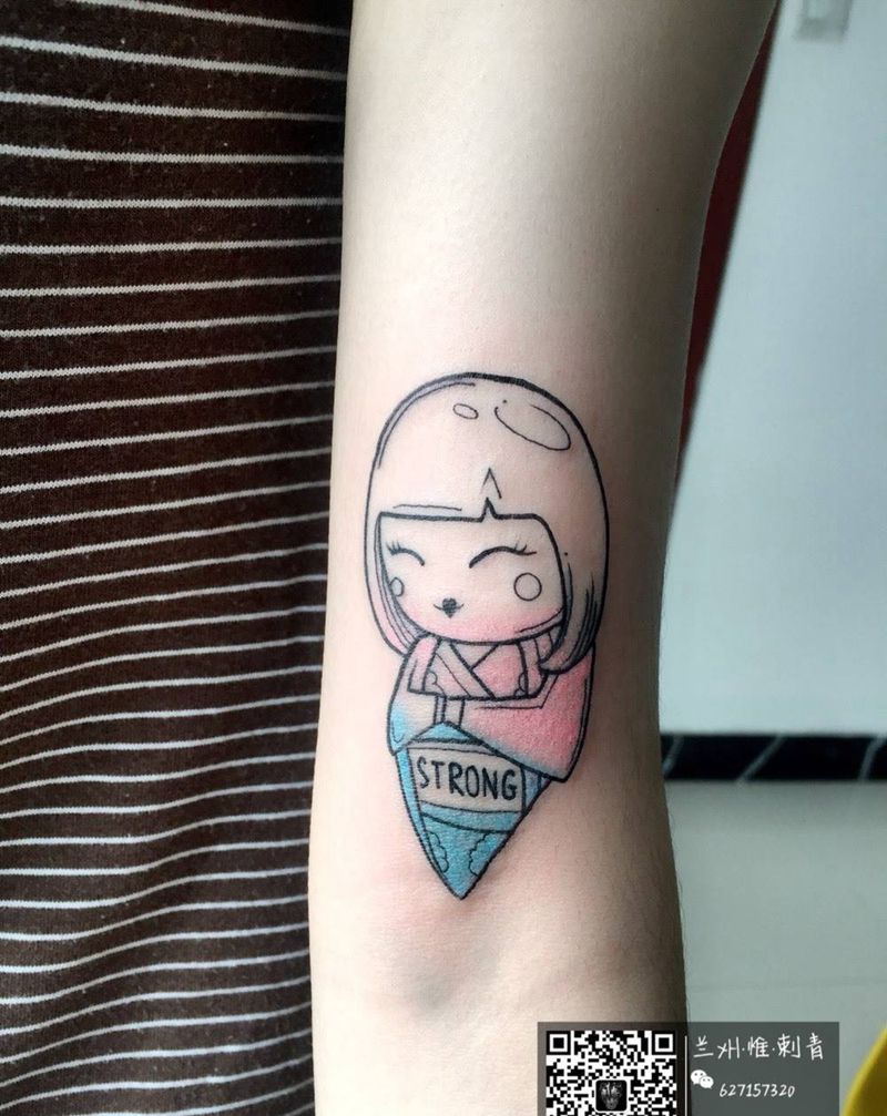 木娃纹身图片_手臂成品欧美人物纹身图案