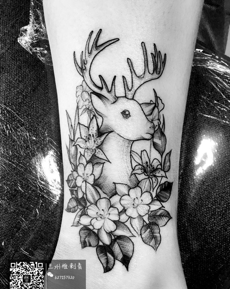 鹿纹身图片_脚部欧美动物成品纹身图案