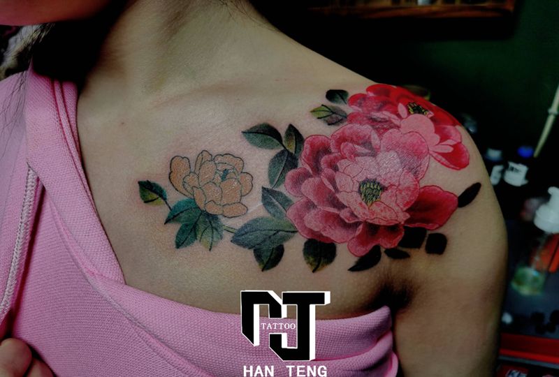 牡丹纹身图片_肩部胸部新传统纹身图案