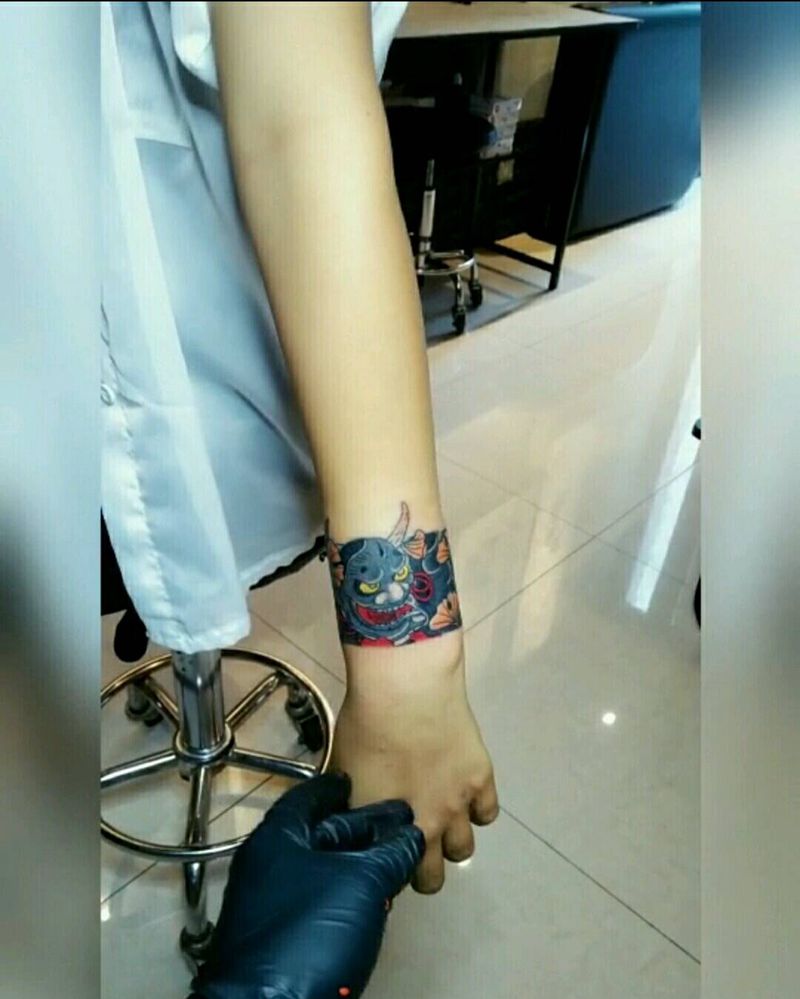 传统臂环遮盖纹身图片