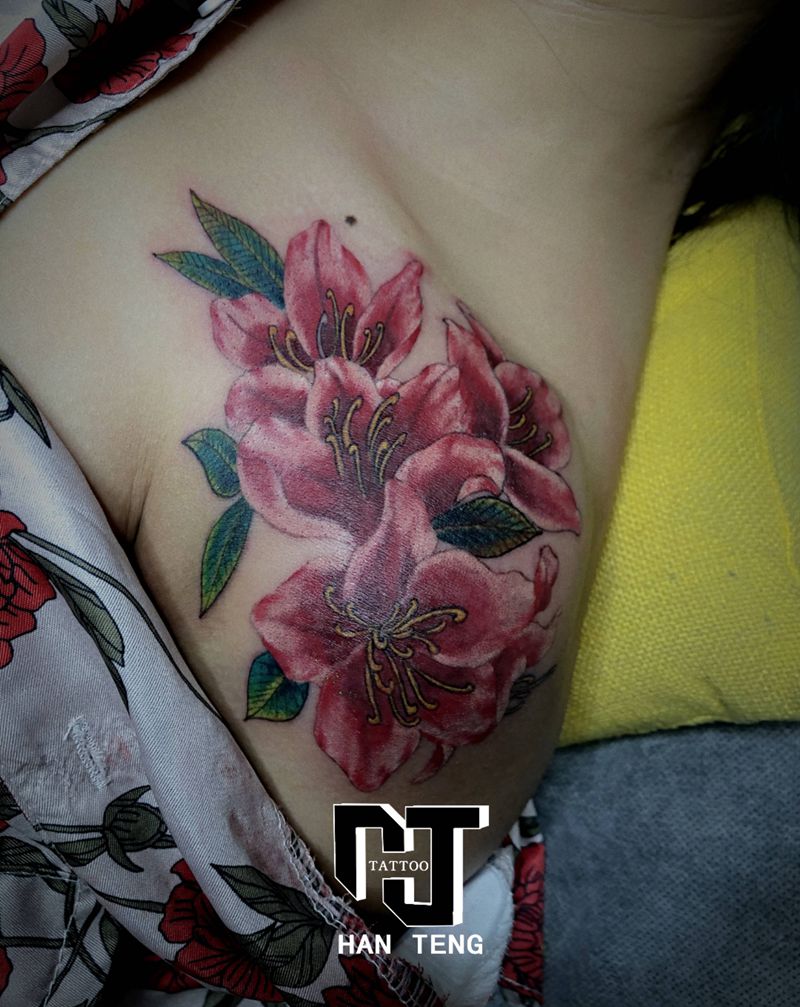 肩花纹身图片_肩部欧美写实肩花纹身图案