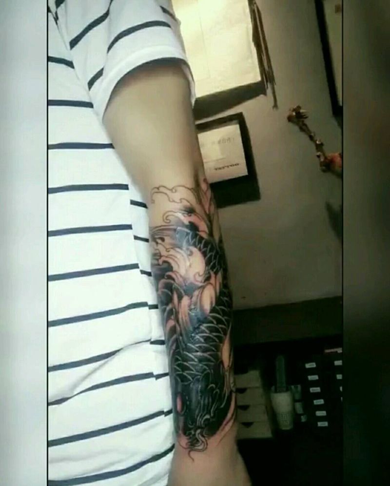 小臂锦鲤遮盖纹身图片