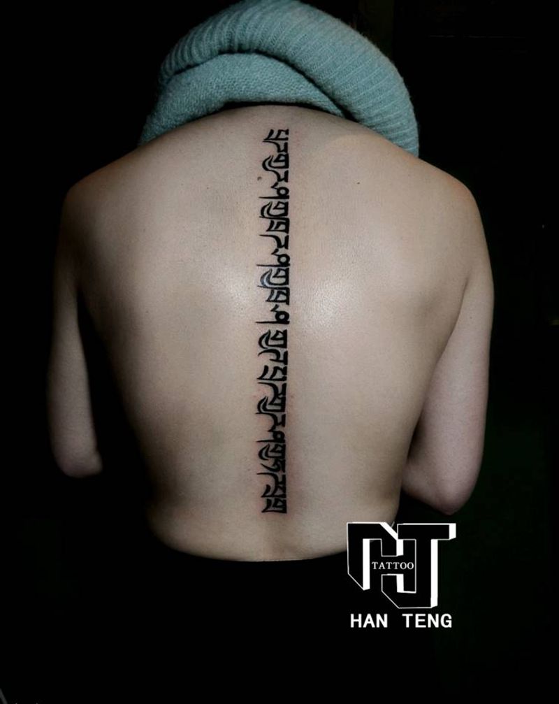 梵文纹身图片_背部几何图腾梵文纹身图案