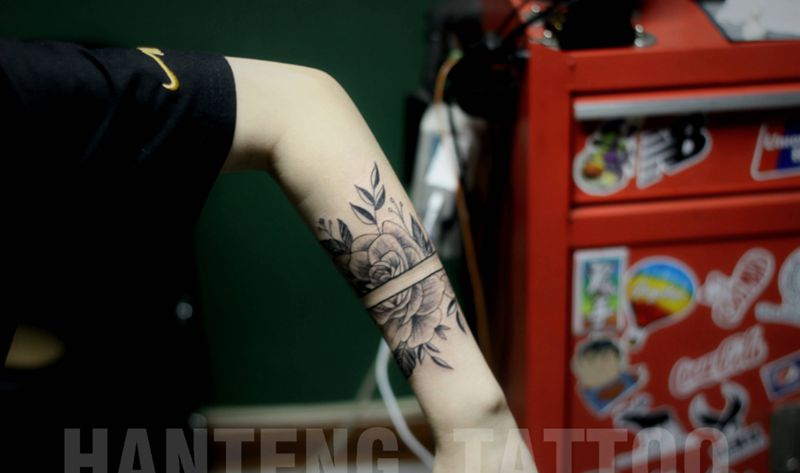 素花臂环纹身图片_手臂点刺素花臂环纹身图案