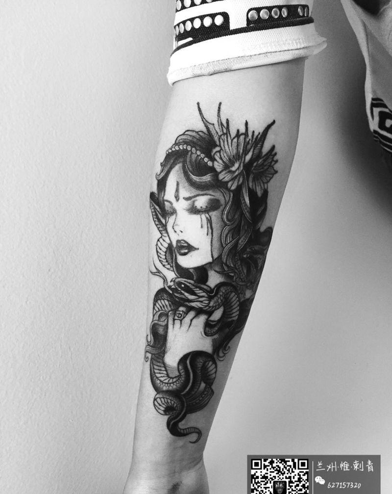 美杜莎纹身图片_手臂纹身图案
