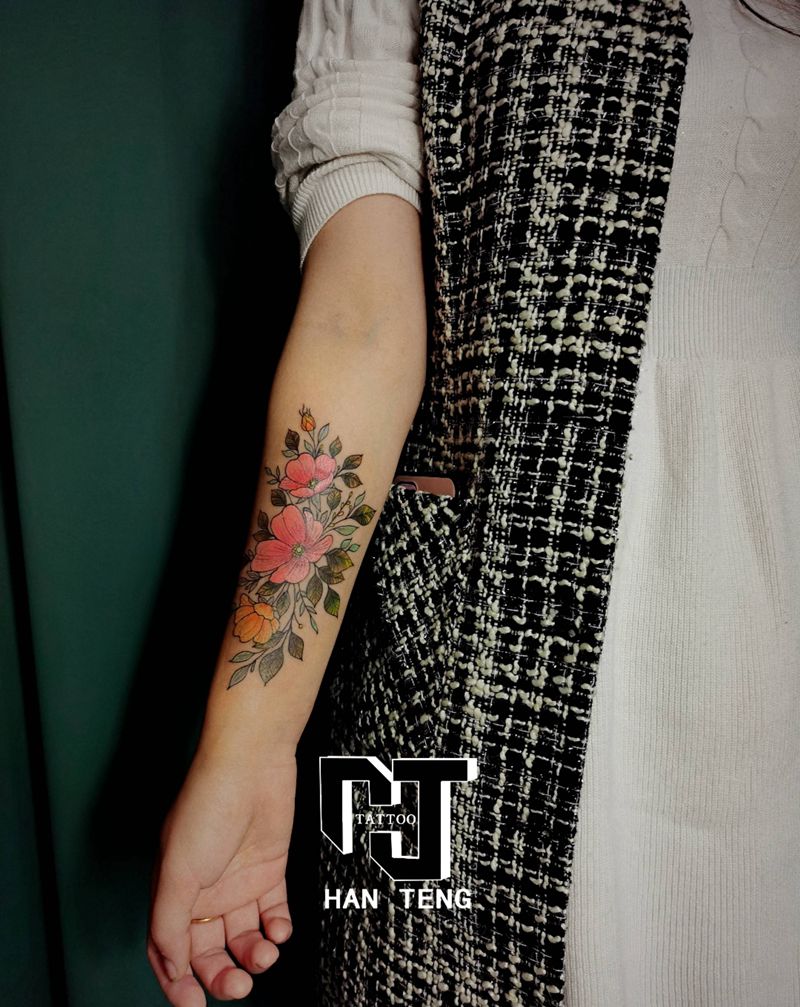 素花纹身图片_手臂点刺水彩素花纹身图案