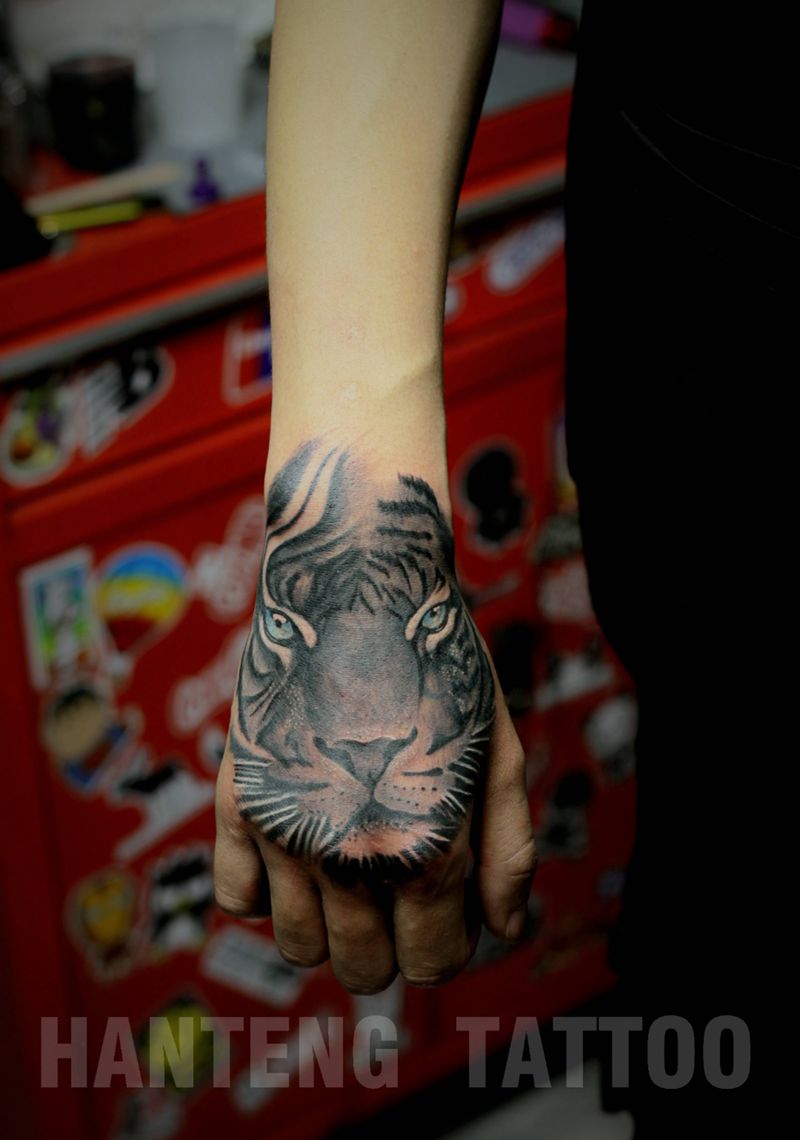 老虎纹身图片_手部欧美写实老虎纹身图案