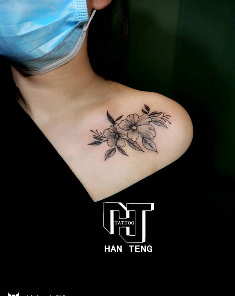 素花纹身图片_肩部点刺素花纹身图案