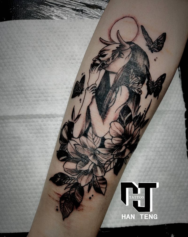 素花美女纹身图片_手臂点刺新传统纹身图案