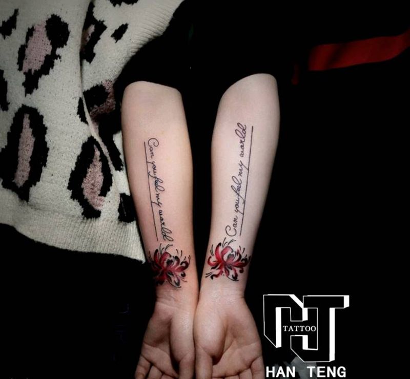 彼岸花字母纹身图片_手臂手部几何水彩彼岸花英文字母纹身图案