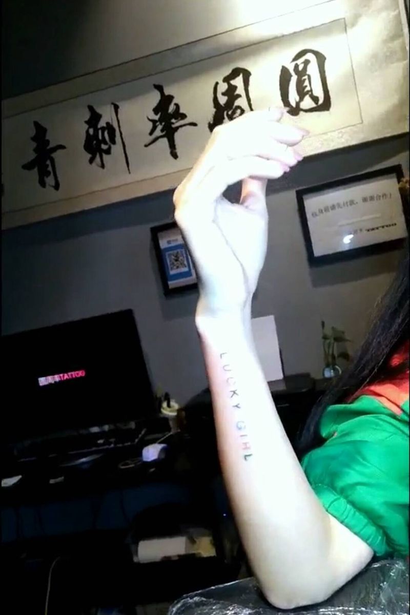 九色字母纹身图片