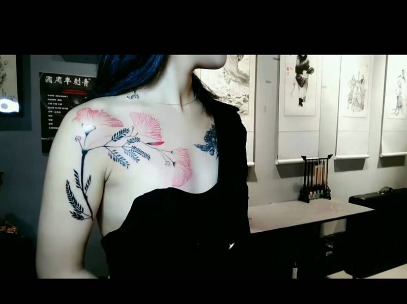 过肩花卉纹身图片