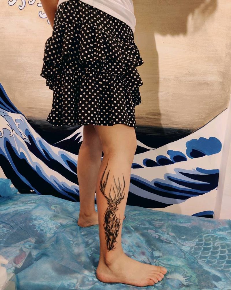 鹿纹身图片_腿部纹身图案