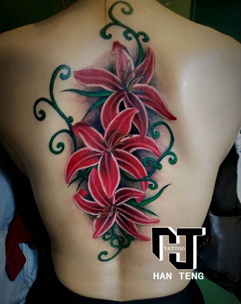 百合花纹身图片_背部新传统水彩百合花纹身图案