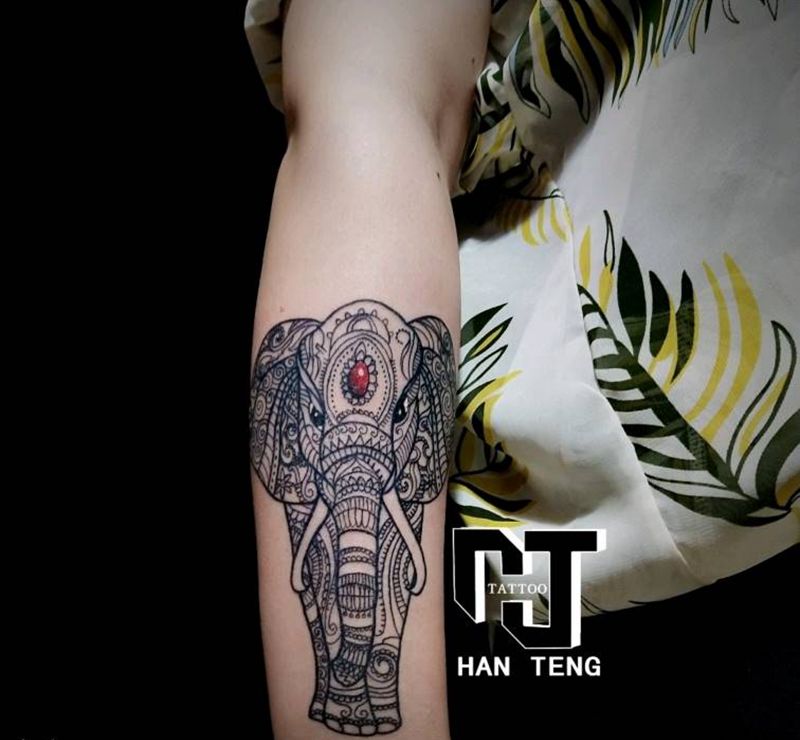 大象纹身图片_手臂几何图腾大象纹身图案