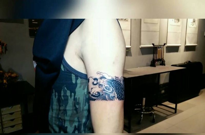 锦鲤臂环纹身图片