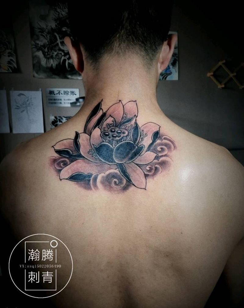 荷花纹身图片_颈部背部新传统荷花纹身图案