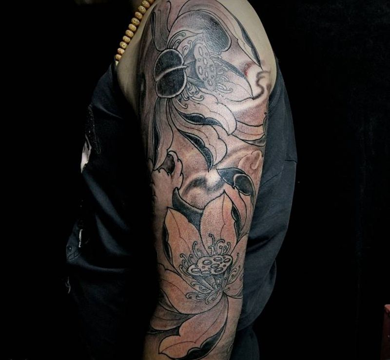 水浪荷花纹身图片_手臂新传统荷花纹身图案