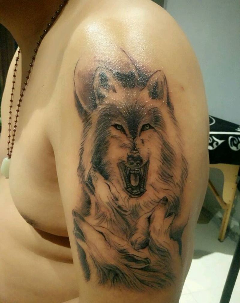 大臂狼纹身图片