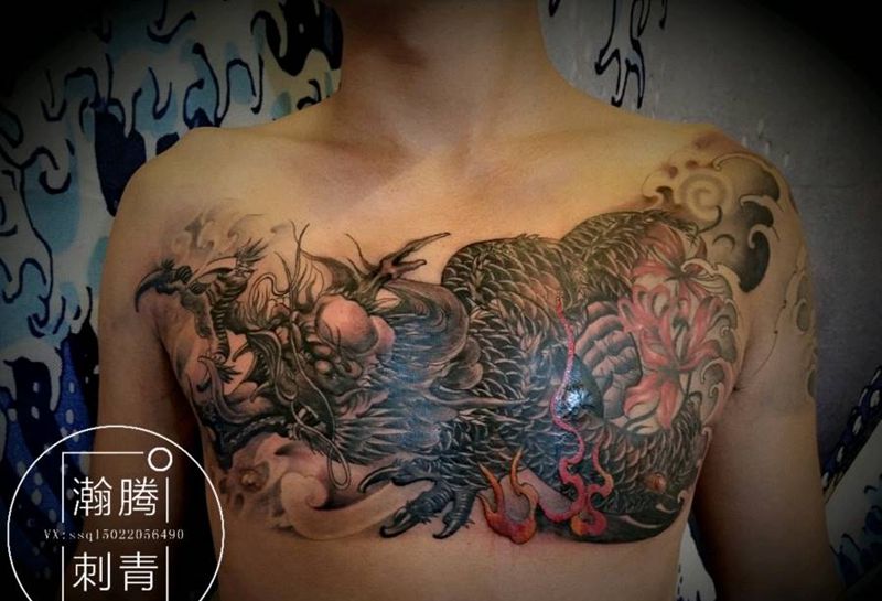 胸口龙纹身图片_胸部新传统龙纹身图案