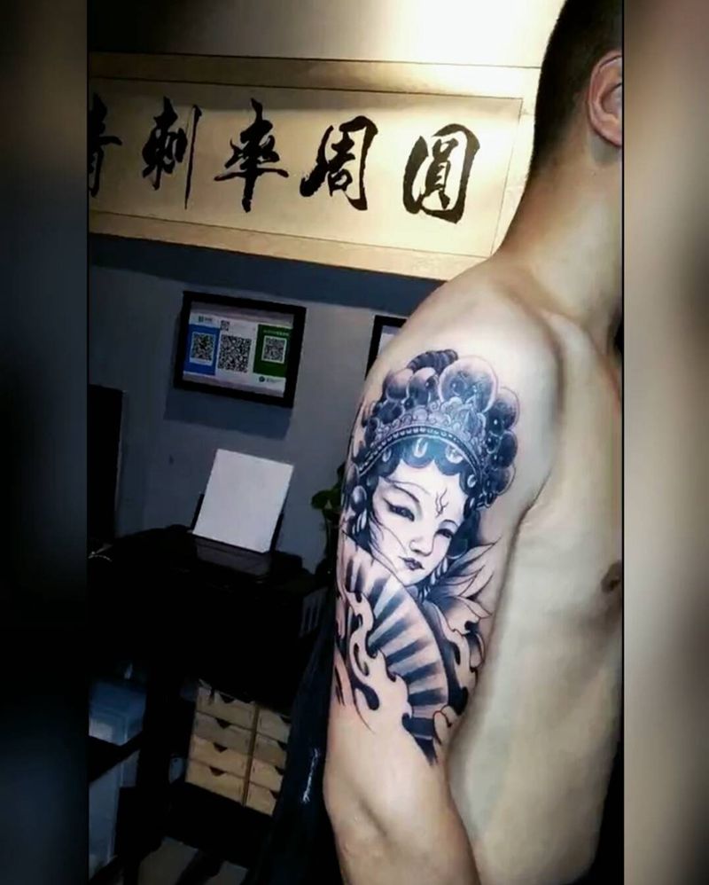 大臂花旦纹身图片