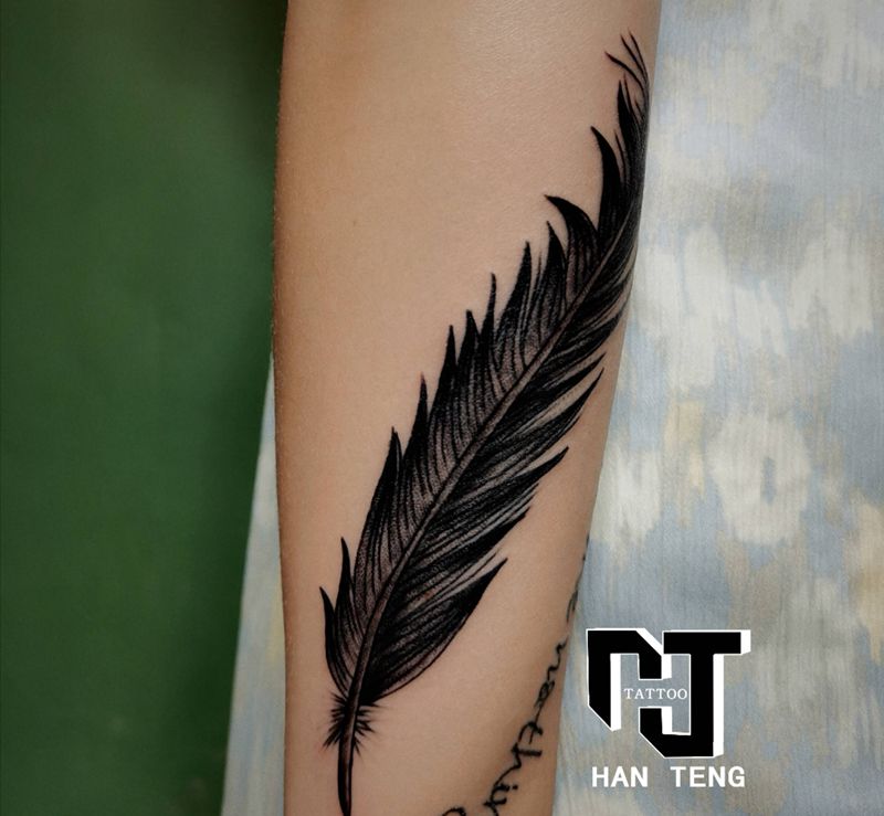 羽毛纹身图片_手臂点刺几何羽毛纹身图案