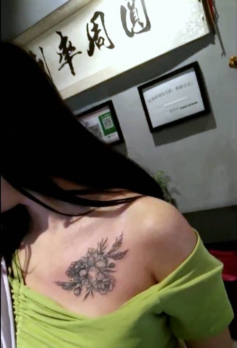 锁骨素花纹身图片