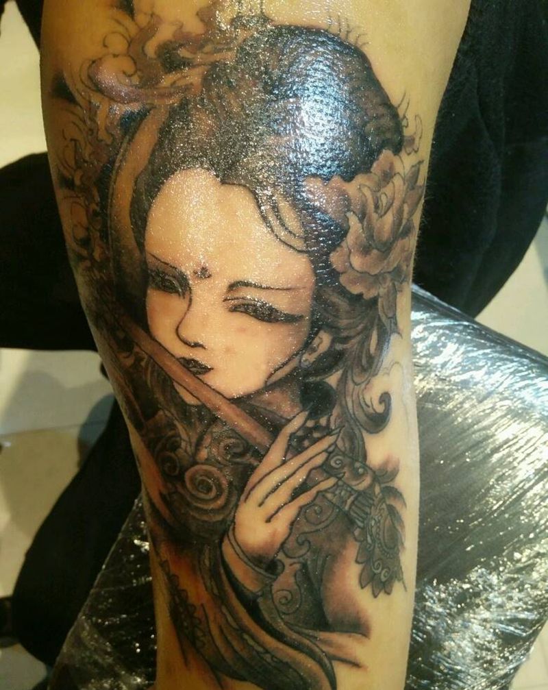 大臂艺妓纹身图片