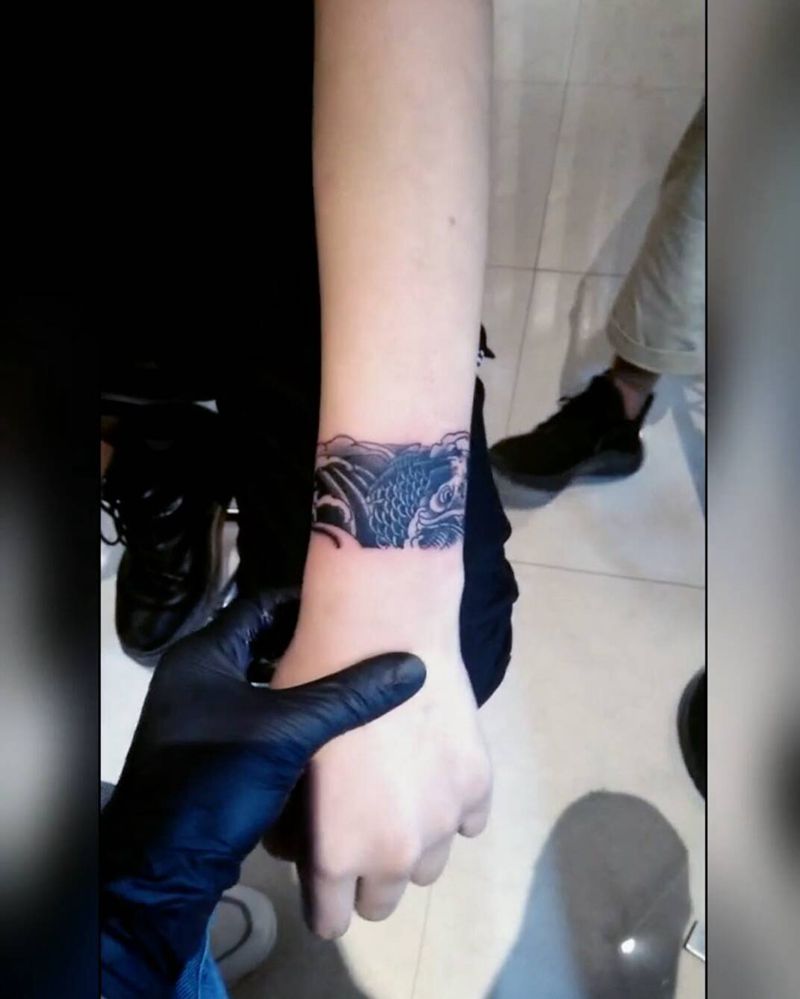 鲤鱼臂环纹身图片