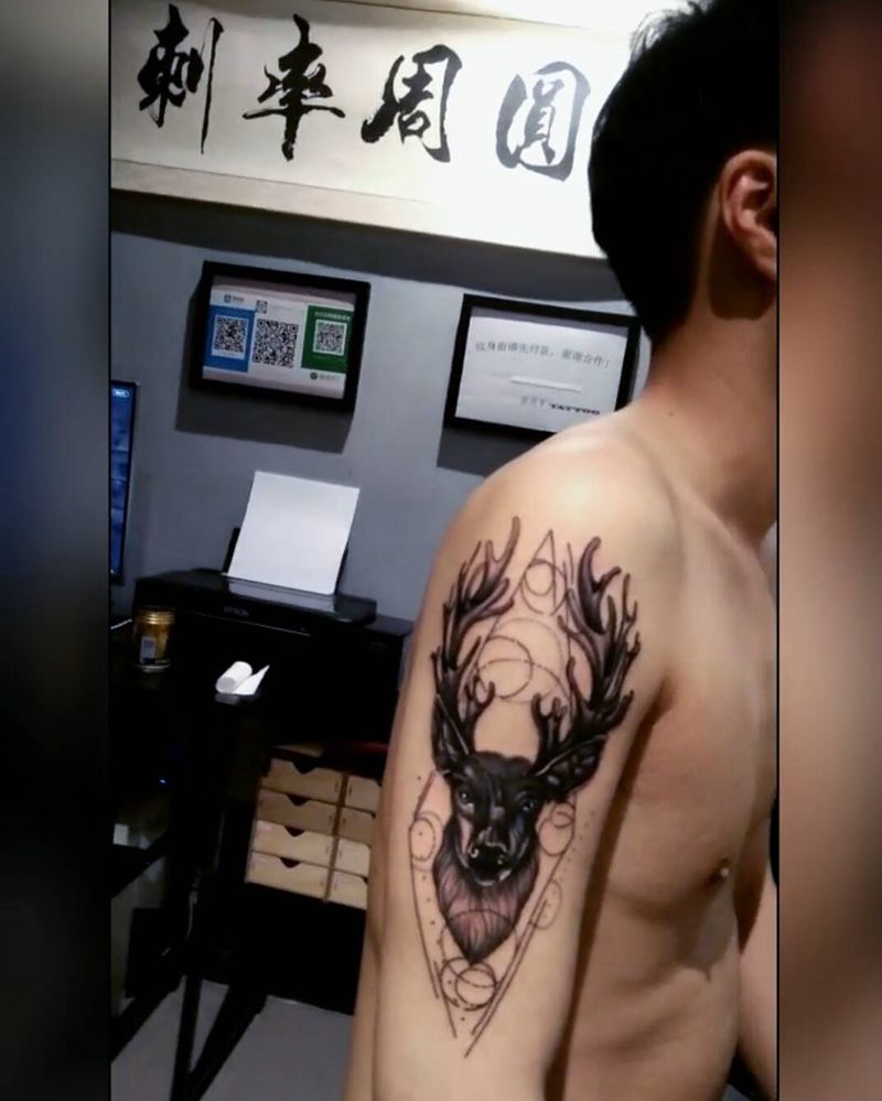 大臂麋鹿纹身图片