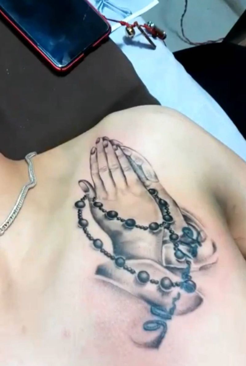 祈祷之手纹身图片_胸部纹身图案