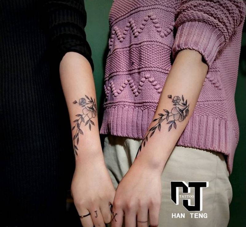 同款花纹身图片_手臂点刺素花纹身图案