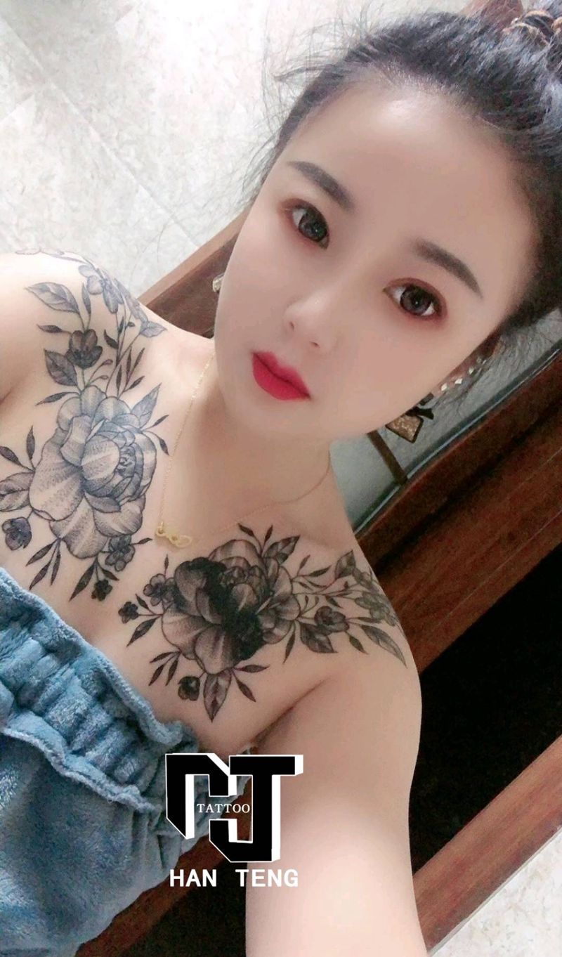 素花纹身图片_肩部胸部点刺几何素花纹身图案