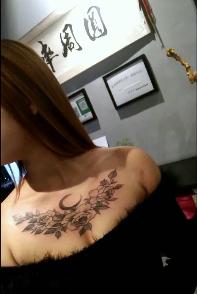素花花胸纹身图片