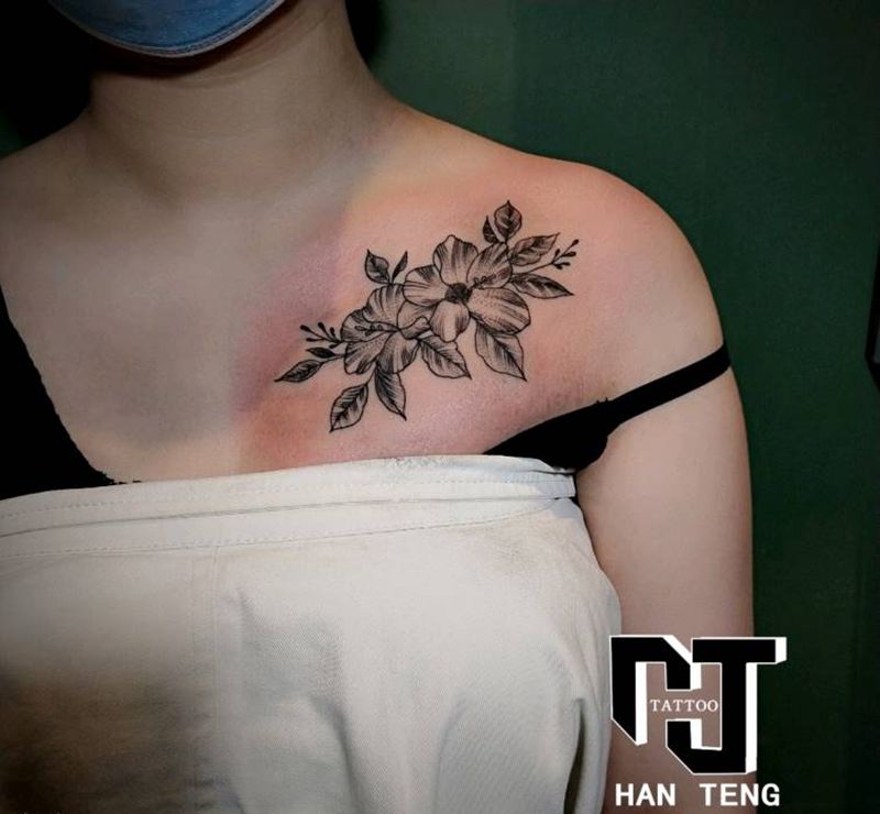 小素花纹身图片_肩部胸部点刺几何素花纹身图案