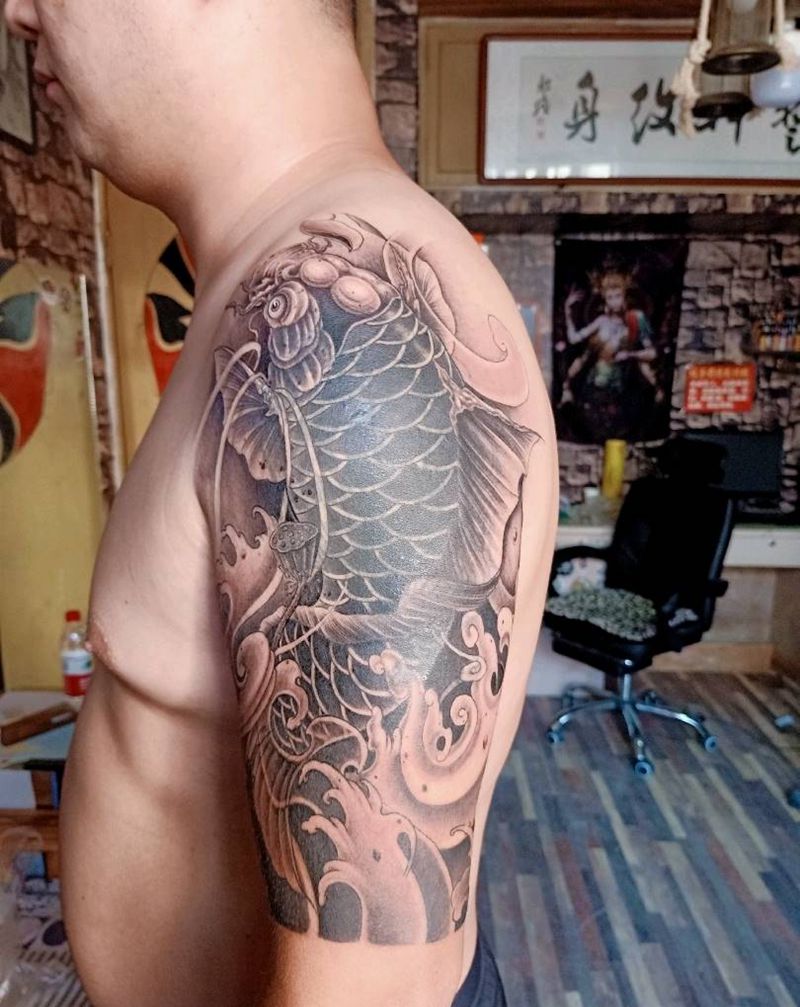 鲤鱼遮盖纹身图片_大臂纹身图案