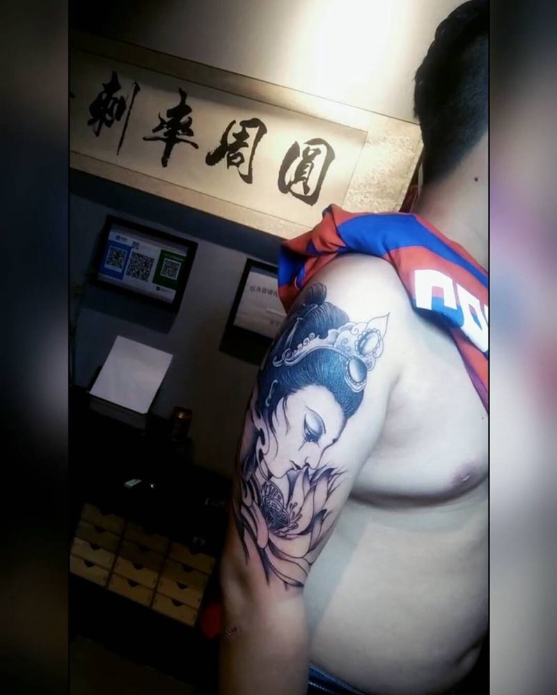大臂艺妓纹身图片