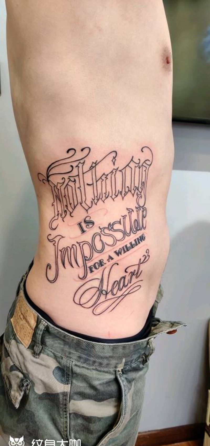 花字体纹身图片_腰部花体字纹身图案