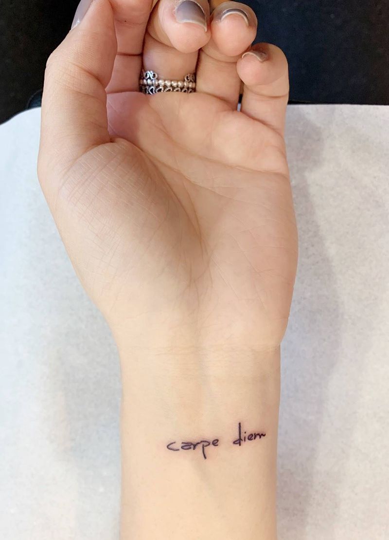 及时行乐纹身图片_手部纹身图案