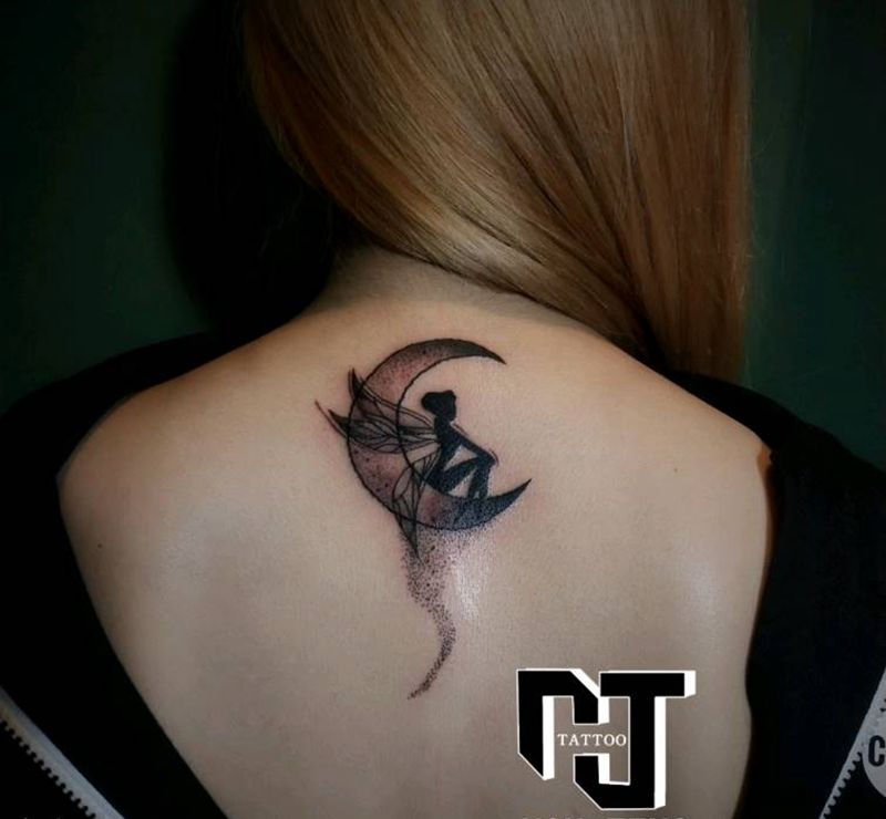 月亮纹身图片_背部颈部几何图腾月亮纹身图案