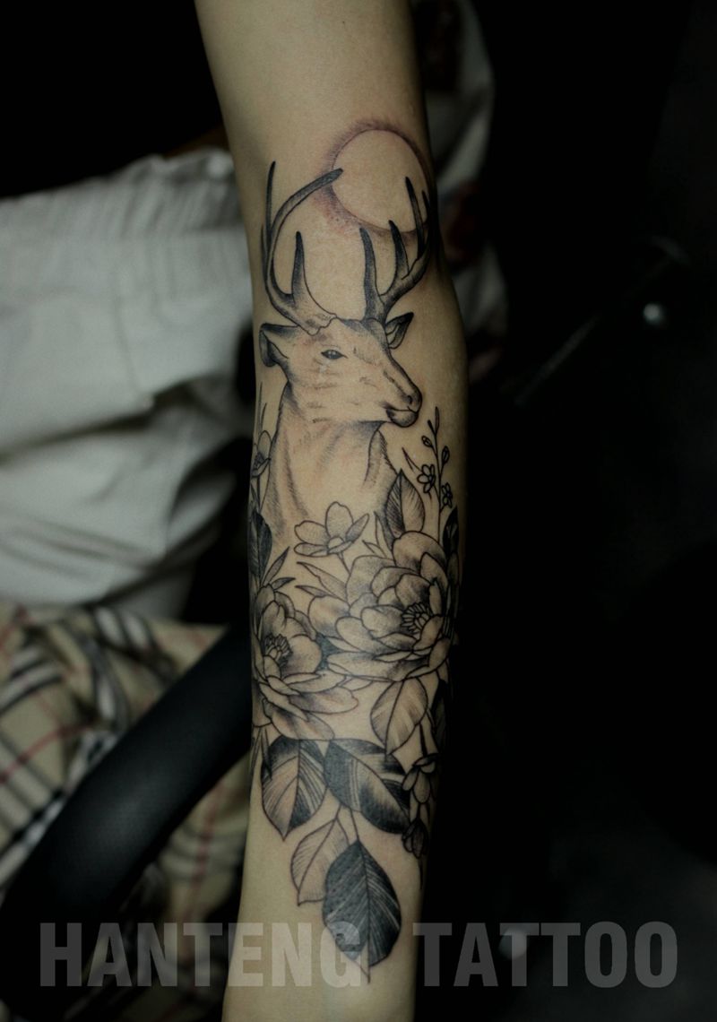 素花鹿纹身图片_手臂点刺纹身图案