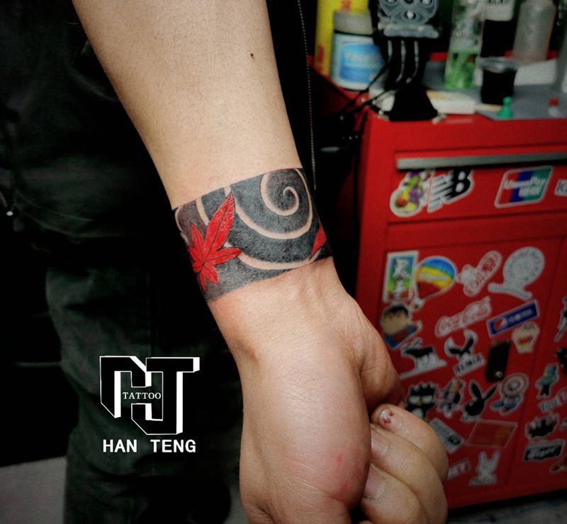 老传统臂环纹身图片_手臂老传统臂环纹身图案