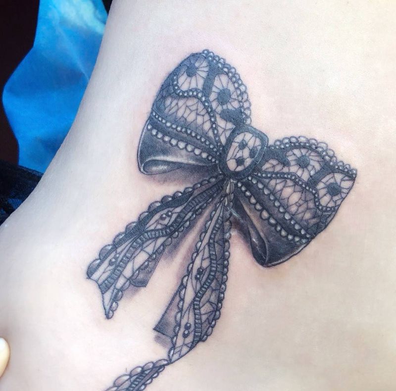 蕾丝蝴蝶结纹身图片_腹部欧美写实遮盖纹身图案