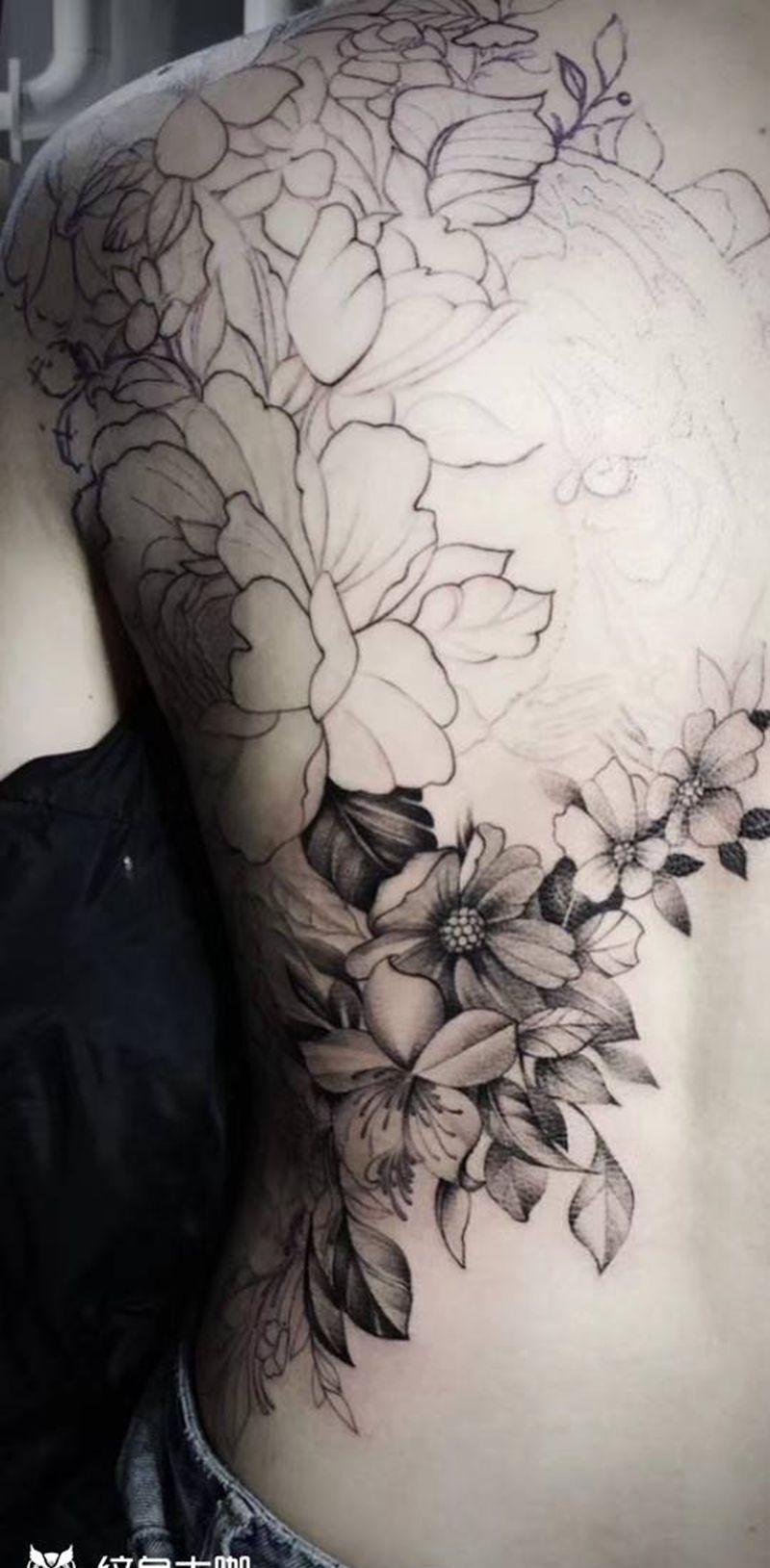 美女纹身图片_背部纹身图案